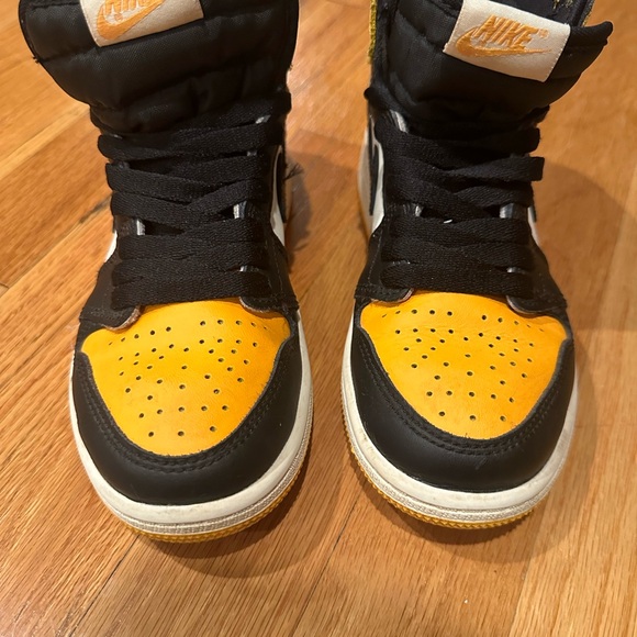 Jordan 1s boys size 1.5 black, yellow, white - Picture 3 of 4